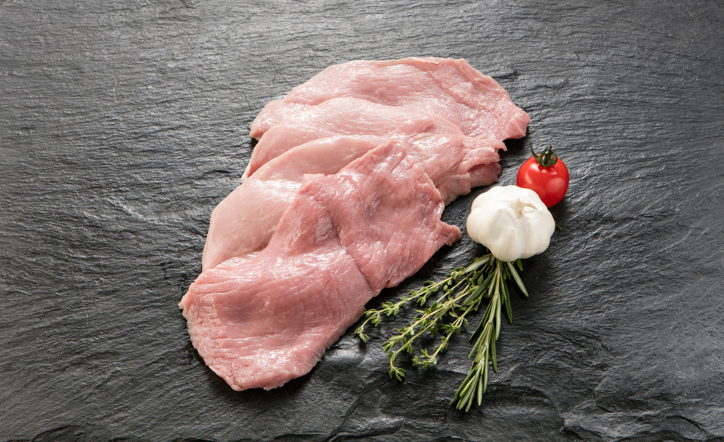 Zarte Kalbsschnitzel schön präsentiert auf Granitplatte