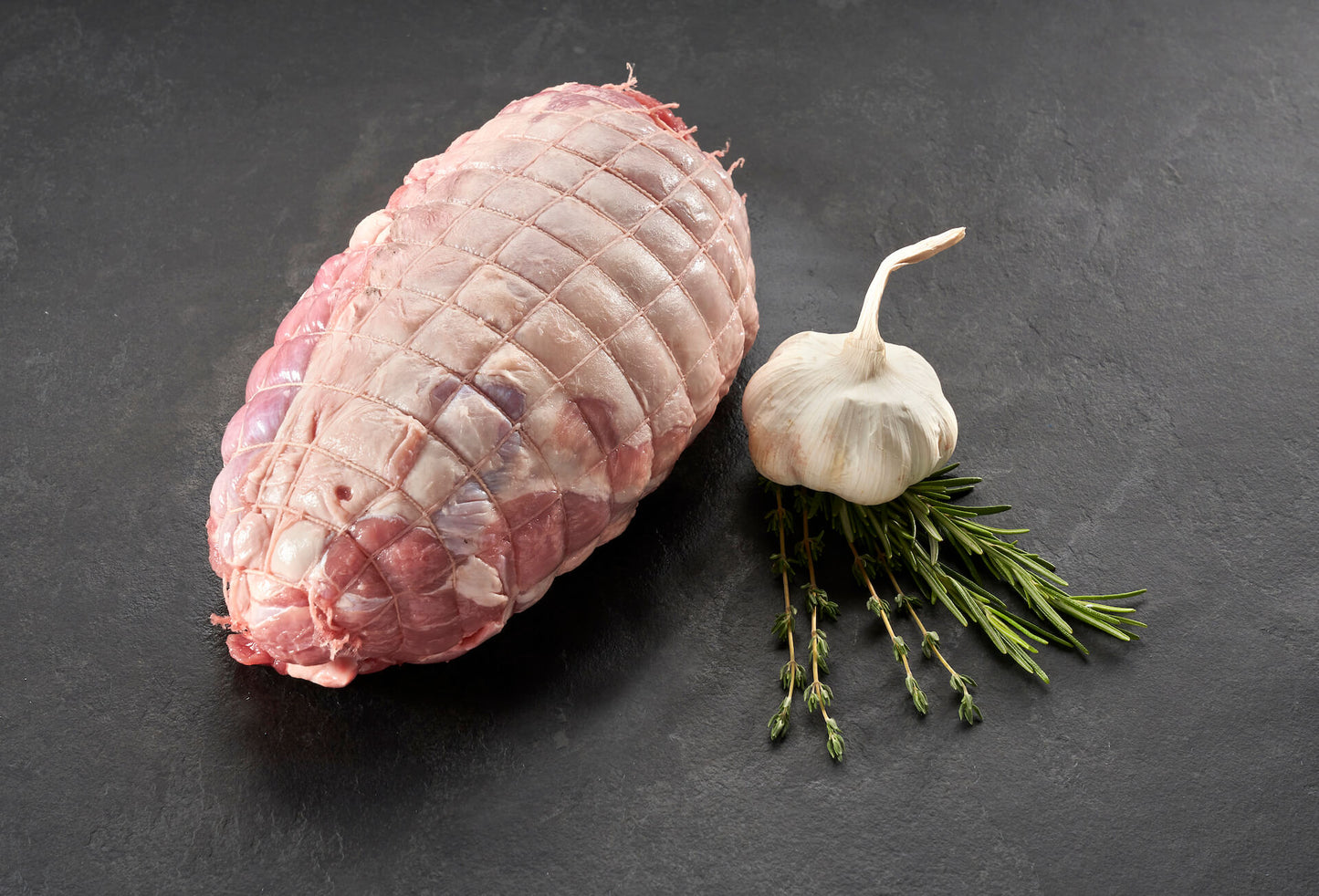Lammrollbraten auf Granitplatte