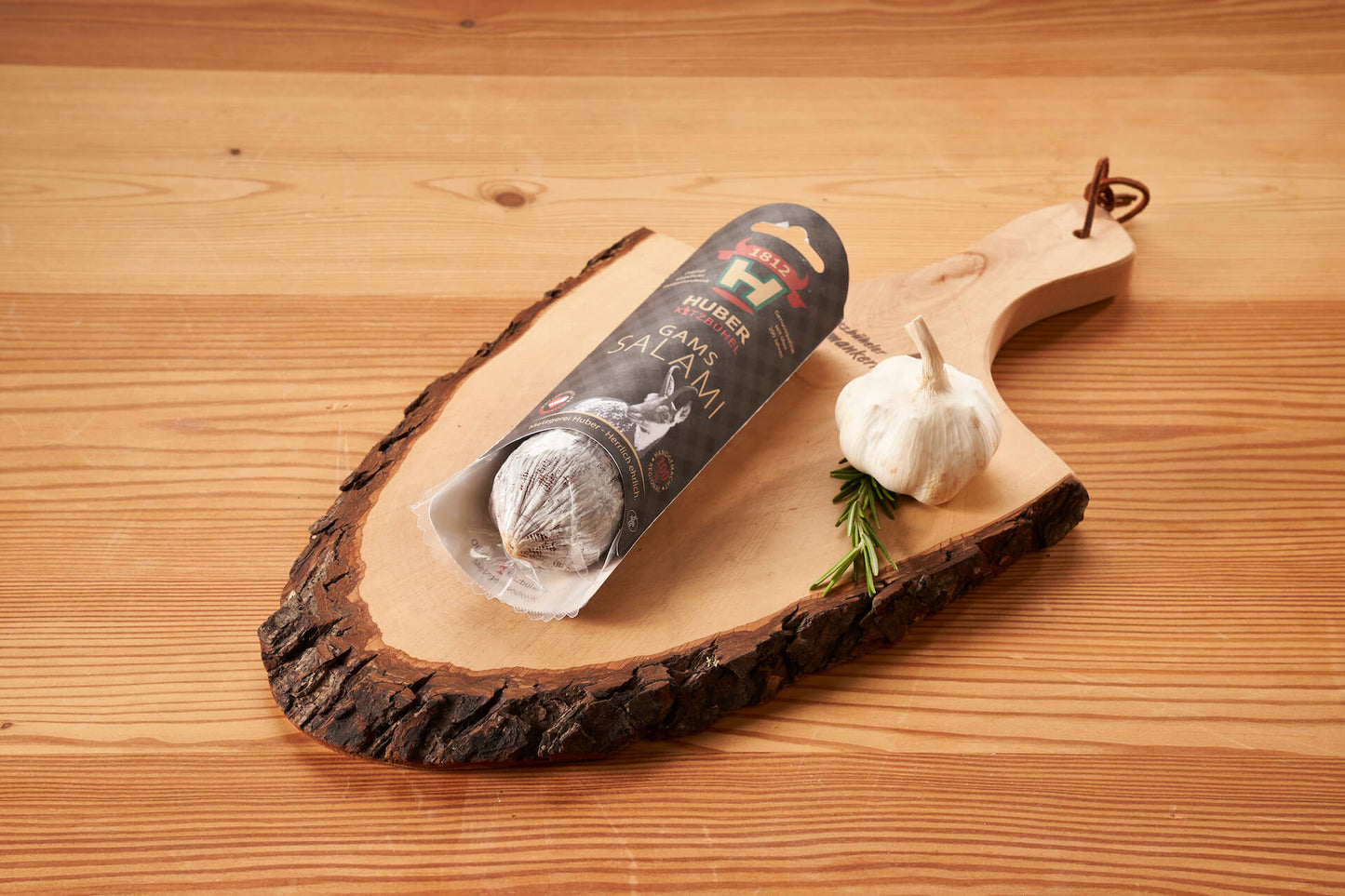 Original Kitzbüheler Gamssalami serviert auf Holzplatte