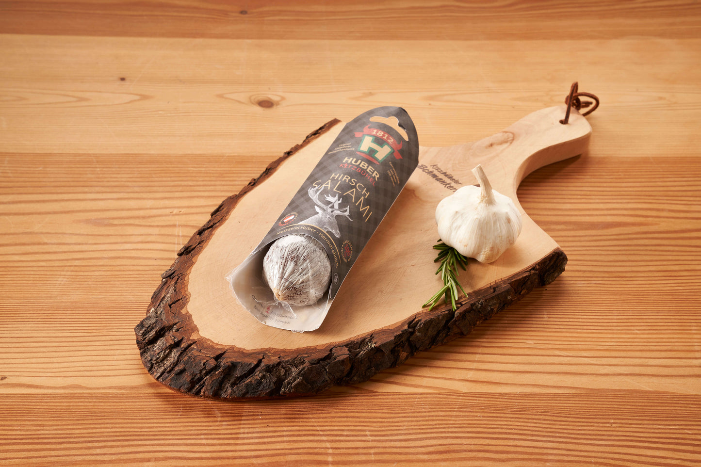 Original Kitzbüheler Hirschsalami serviert auf Holzplatte