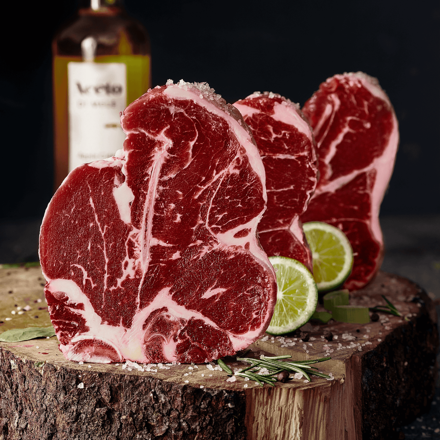 Perfekt marmoriertes Steak auf Holz
