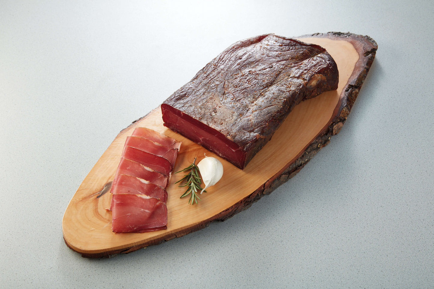 Original Kitzbüheler Kaiserspeck serviert auf Holzplatte