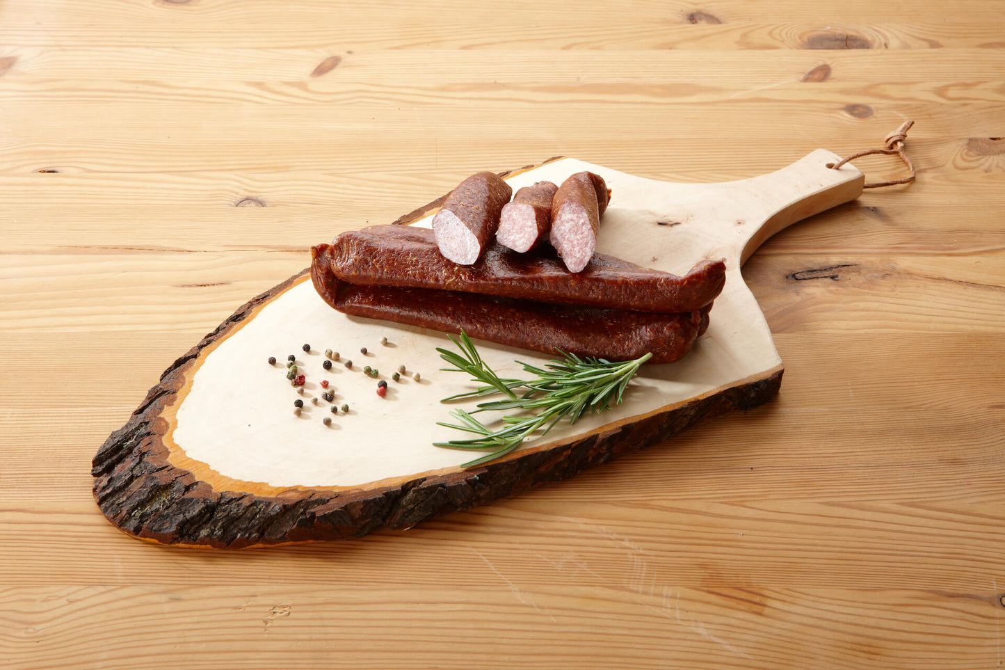 Original Kitzbüheler Kaminwurzen auf Holzplatte