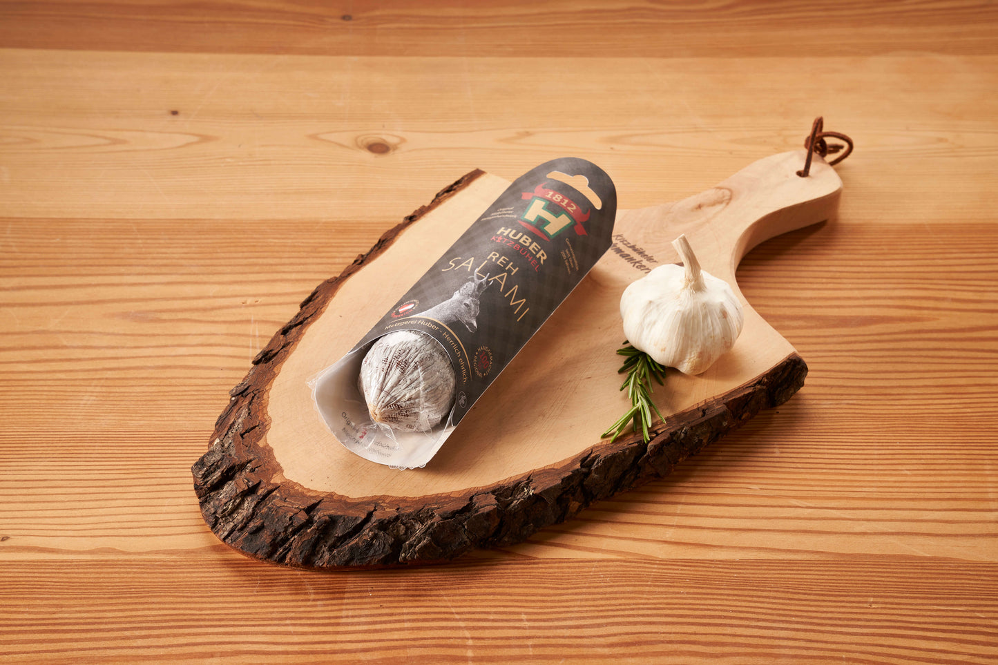 Original Kitzbüheler Rehsalami auf Holzplatte