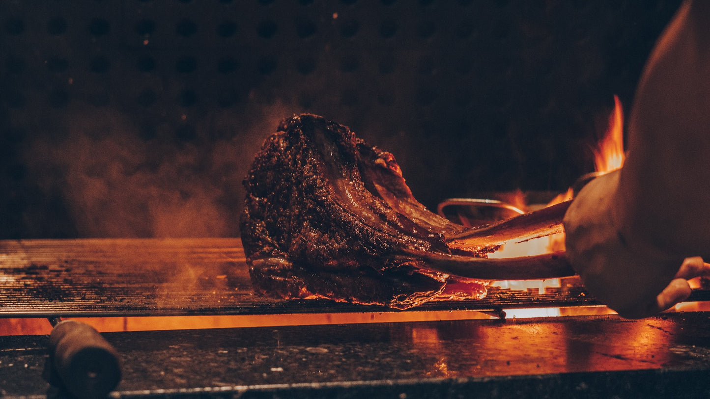 Tomahawk Steak schön präsentiert auf dem Grill