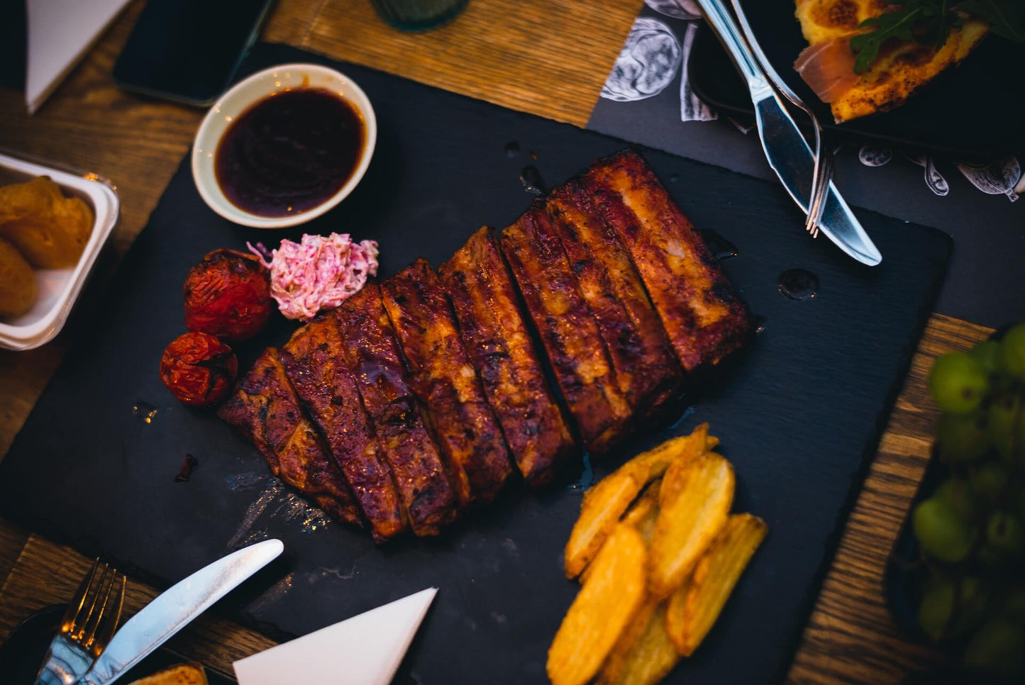 Fertige Ribs mit Pommes un Sose