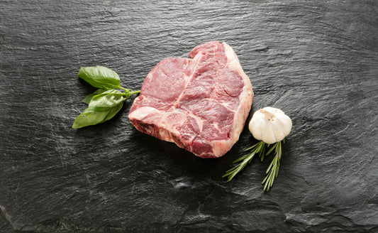 Köstliches rohes Porterhouse Steak präsentiert auf Granitplatte