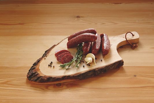Original Kitzbüheler Hirschwurzen serviert auf Holzplatte