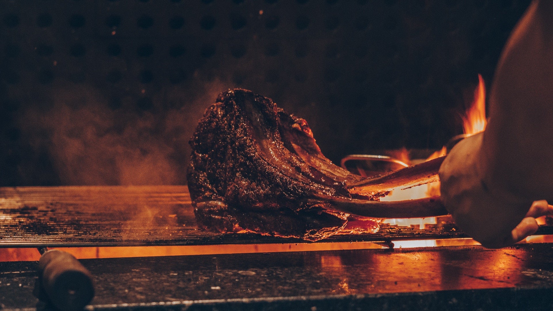 Tomahawk Steak schön präsentiert auf dem Grill